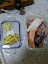 家常菜鱼头豆腐煲做法图解1)
