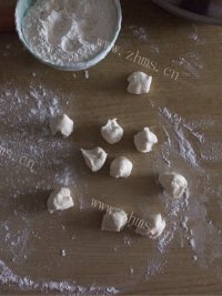 自制酸菜馅水饺做法图解5)