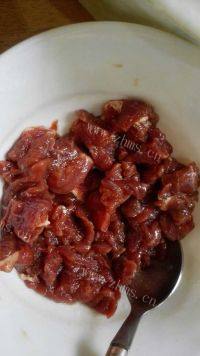 家常菜辣椒炒牛肉做法图解4)