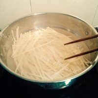 色泽鲜亮的西红柿鸡蛋面做法图解3)