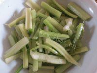 可口美味的芹菜香干炒肉做法图解1)