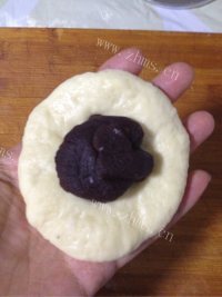自制豆沙卷面包做法图解5)