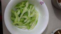 家常菜芹菜炒香干做法图解1)