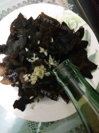 诱人的凉拌黑木耳做法图解3)