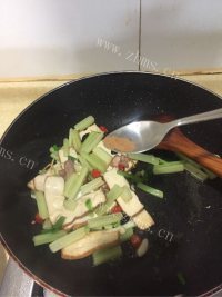 香喷喷的西芹炒豆干做法图解7)