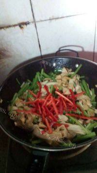 家常菜芹菜炒豆腐皮做法图解12)