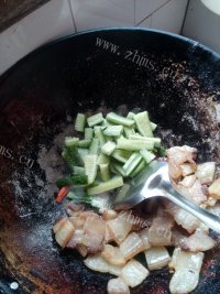 清爽的黄瓜炒风吹肉做法图解7)