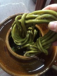 家常菜酸豇豆炒肉末做法图解1)