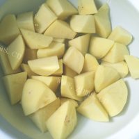 美味的土豆焖五花肉做法图解2)