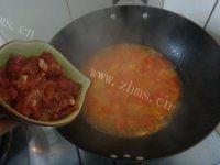 美味的西红柿瘦肉汤做法图解5)