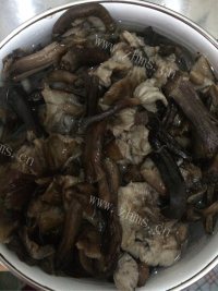色泽鲜亮的鸡腿炖蘑菇做法图解1)