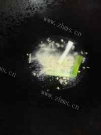 珍馐美味的花胶墨鱼炒芹菜做法图解4)