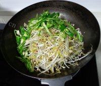 家常菜青椒炒绿豆芽做法图解7)