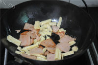 美味的腐竹炒午餐肉做法图解5)