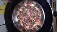 美味的梅菜蒸猪肉做法图解4)