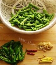 自制腊肠炒豆角做法图解1)