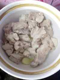 美味的冬瓜排骨汤做法图解2)
