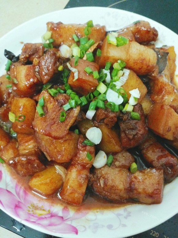 诱人的土豆红烧肉