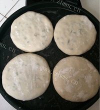 美味的猪肉芹菜馅饼做法图解10)