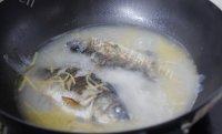 口感不错的鲫鱼豆腐汤做法图解3)