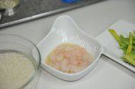 美味的芦笋虾仁粥做法图解3)