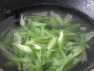 清淡的芹菜香干炒肉丝做法图解3)