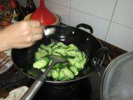 黄瓜炒瘦肉做法图解6)