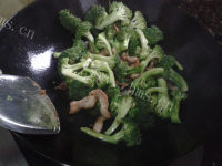 好吃不腻的西兰花炒肉做法图解4)