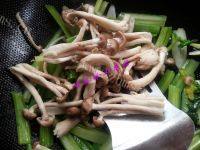 家常菜芹菜炒蘑菇做法图解5)