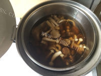 香浓的菇菇排骨汤的做法图解三