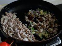 自制香菇肉酱做法图解4)