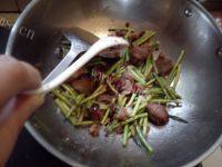 可口的蒜苔炒腊肠做法图解9)
