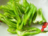 家常菜辣椒炒火腿肠做法图解3)