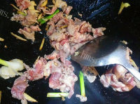 家常菜青瓜炒牛肉做法图解2)