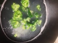 可口的黑椒猪柳意面做法图解3)