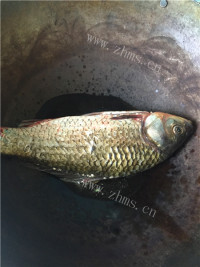 营养的奶香鲫鱼豆腐汤做法图解4)
