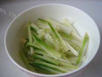 美味的萝卜丝肉丸汤做法图解2)