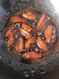 特下饭的可乐鸡翅做法图解3)