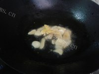 质嫩爽口的芹菜炒牛肉做法图解5)