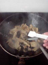 家常菜腐竹木耳炒肉做法图解5)
