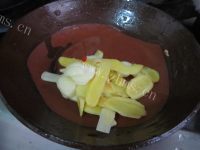 质嫩爽口的芹菜炒牛肉做法图解3)