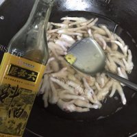 爽心爽肺的蒜香陈醋酸辣鸡脚做法图解1)
