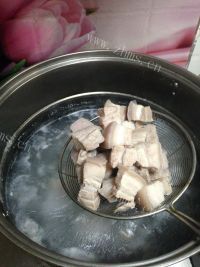 鲜美可口的红烧肉炖土豆做法图解2)