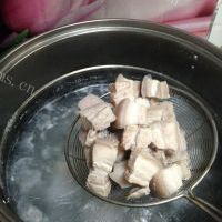鲜美可口的红烧肉炖土豆的做法图解二