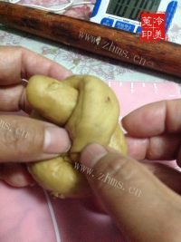 自制红糖红枣核桃面包做法图解23)