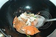 梭子蟹番茄豆腐煲做法图解2)