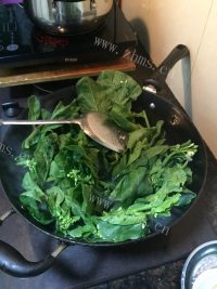 家常菜腊肠炒芥兰做法图解5)