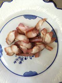 家常菜荷兰豆炒腊肉做法图解1)