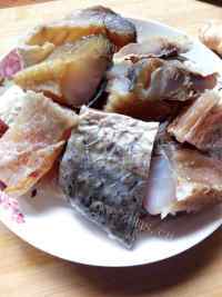 鲜嫩美味的干鱼烧豆腐做法图解1)