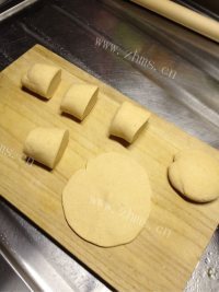 美味的韭菜肉包做法图解5)